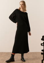 Load image into Gallery viewer, Gizelle Pleated Maxi Dress Black